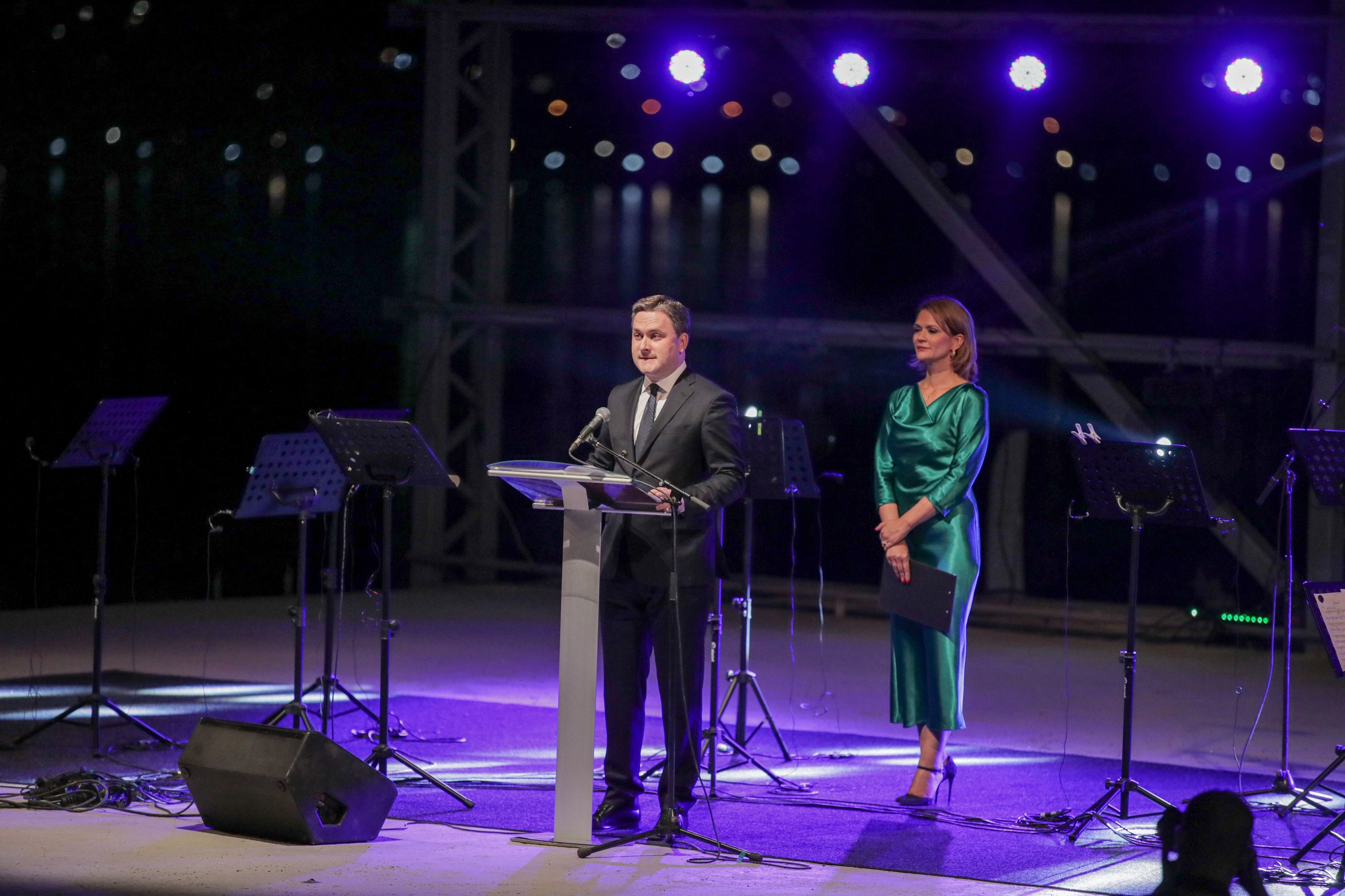 Дипломатите со огромна благодарност до директорката  на „Охридско лето“, Наташа Поповиќ