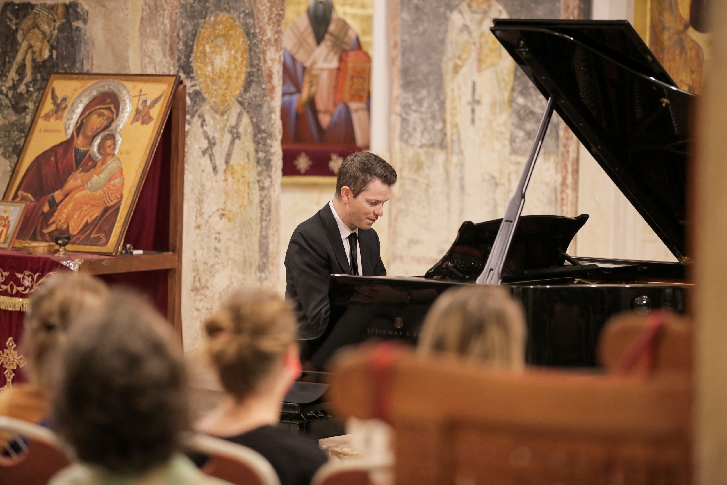 РЕЦЕНЗИЈА кон концертот на Стивен Бјус: Концертен танц по клавишите