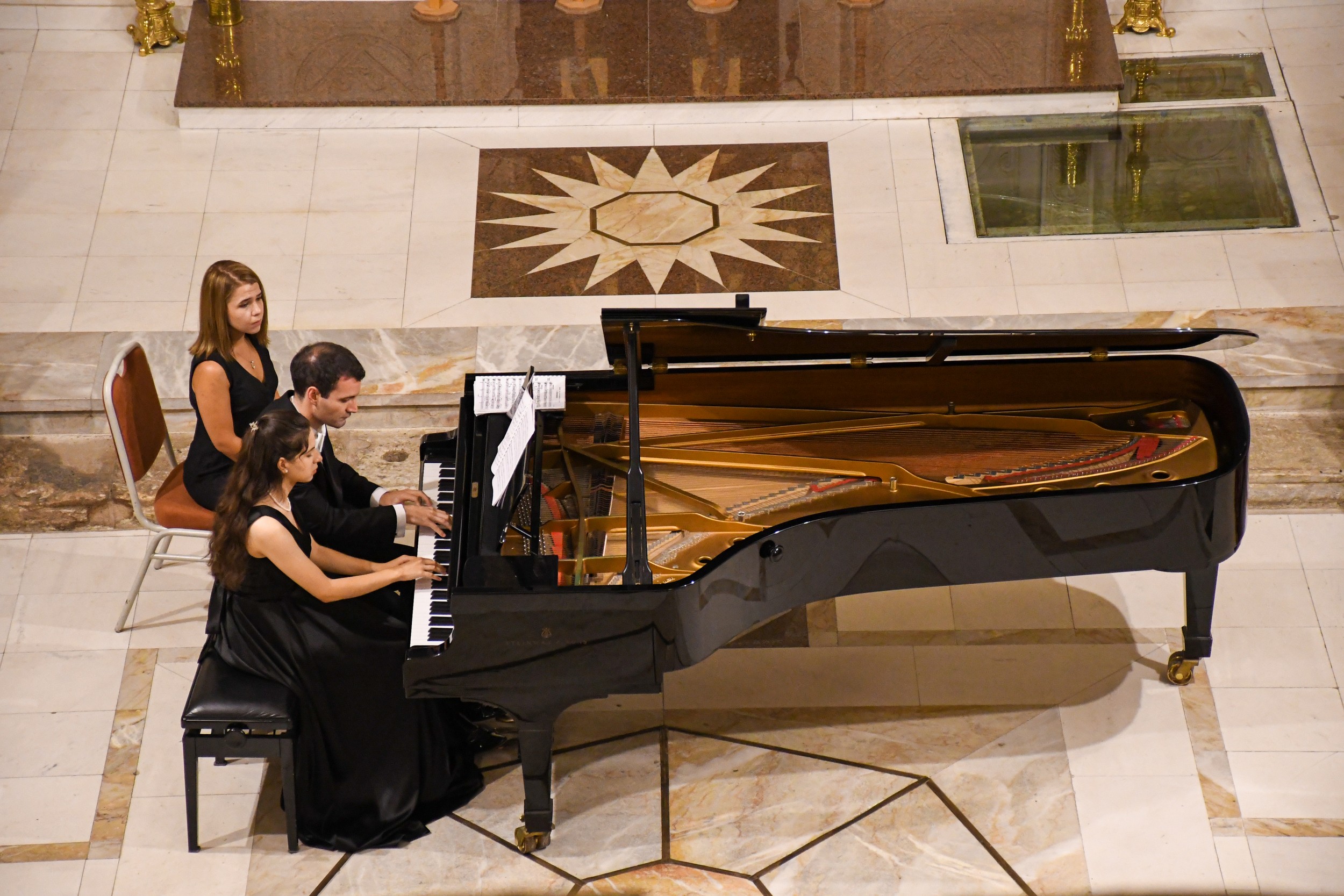 Композиции за четирирачно пијано одекнуваа во акустичната „Света Софија“